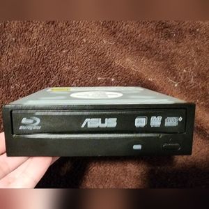 Optical Drive: CD/DVD Burner, Blu-ray player